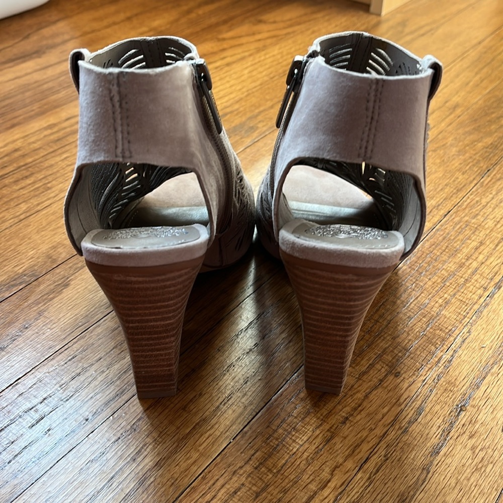 NWOT Vince Camuto Peep Toe Block Heels - Picture 4 of 5